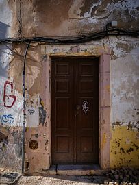 Alte, baufällige Fassade in Lagos von Eddy Westdijk