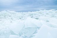 Kruiend ijs in winters landschap (Nederland) van Marcel Kerdijk thumbnail