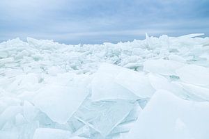 Broyer de la glace dans un paysage hivernal (Pays-Bas) sur Marcel Kerdijk