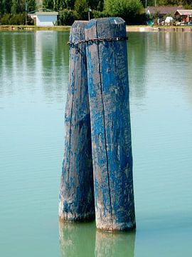 Blauwe bootpalen Lago Trasimeno Umbrië van Dorothy Berry-Lound