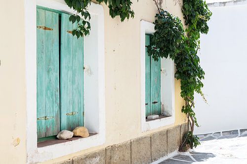 Maison grecque aux volets bleu-vert sur Naxos, une île de Grèce