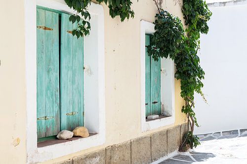 Grieks huis met blauw groene luiken op Naxos, een eiland in Griekenland