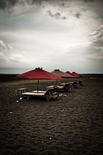 Contraste entre sable sombre et ciel orageux sur Frank Photos