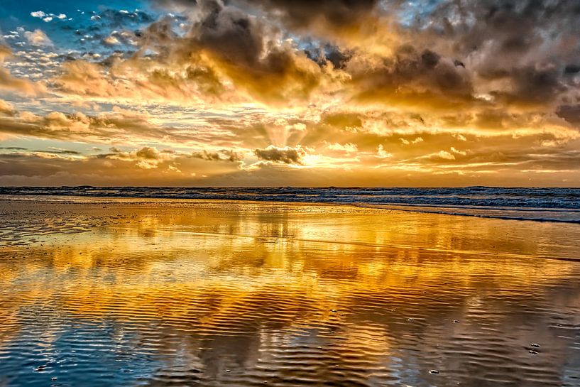 Kleurrijke zonsondergang boven de Noordzee van eric van der eijk