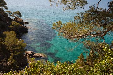 Baai aan de Cote d'Azur in Frankrijk van Tanja Voigt