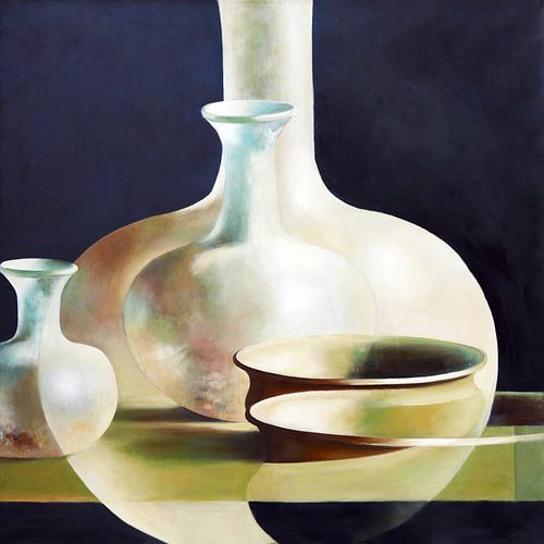 Surrealistische compositie van schalen en vazen