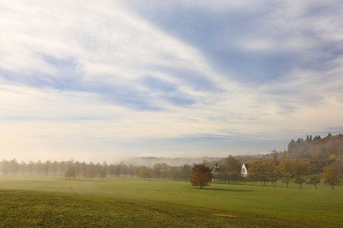 Hofgut Dauenberg bij Eigeltingen met kapel en mistresten op een herfstdag in Hegau