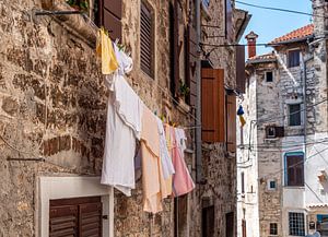 Alte Gasse mit Wäsche in Kroatien