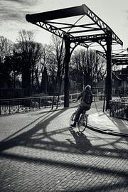 Straßenfotografie in Utrecht. Radfahrer auf der Muntsluisbrug.