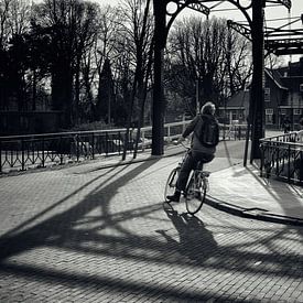 Photographie de rue à Utrecht. Cycliste sur le Muntsluisbrug. sur André Blom Fotografie Utrecht