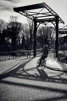 Straatfotografie in Utrecht. De fietser op de Muntsluisbrug.
