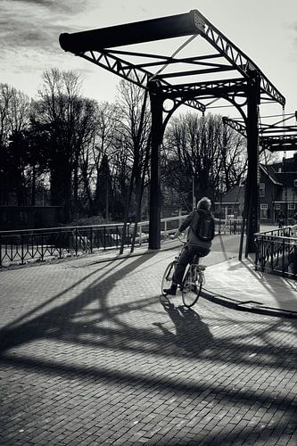 Straatfotografie in Utrecht. De fietser op de Muntsluisbrug.