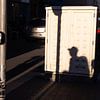 Ombre d'un passant sur une boîte à compteur à Nice, Côte d'Azur, France sur Jochem Oomen