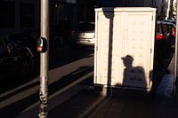 Schaduw van voorbijganger op meterkast in Nice, Côte d'Azur, Frankrijk