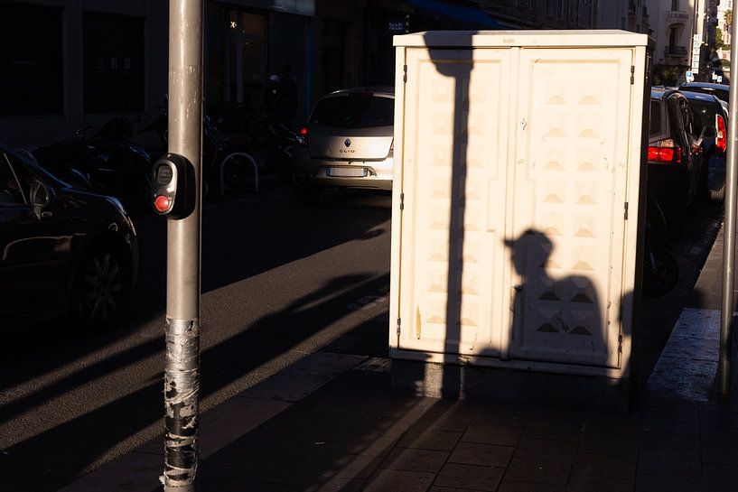 Schaduw van voorbijganger op meterkast in Nice, Côte d'Azur, Frankrijk van Jochem Oomen