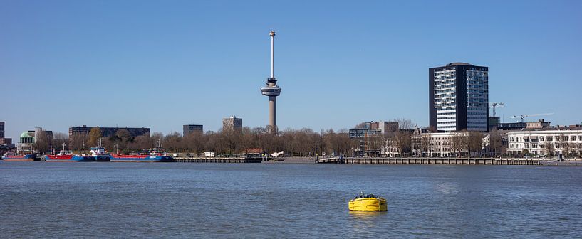 Ligne de ciel de Rotterdam avec l'Euromast et les quais par Joost Adriaanse