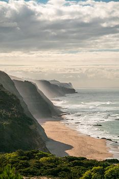 Kustklif van Portugal met zeelucht op het strand van Praia do Magoito