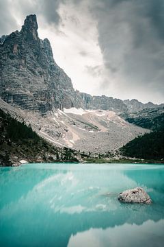 Lac de montagne des Dolomites