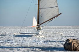 Ice sailor on the Gouwzee in arctic conditions by Heleen Schenk / Smeerjewegproducties