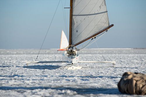 IJszeiler op de Gouwzee in arctische omstandigheden