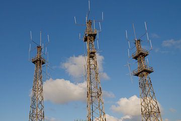 Malta radio masts against blue sky. by de-nue-pic