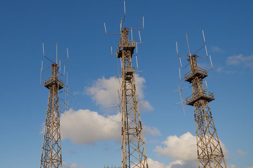 Malta radio masts against blue sky. by de-nue-pic