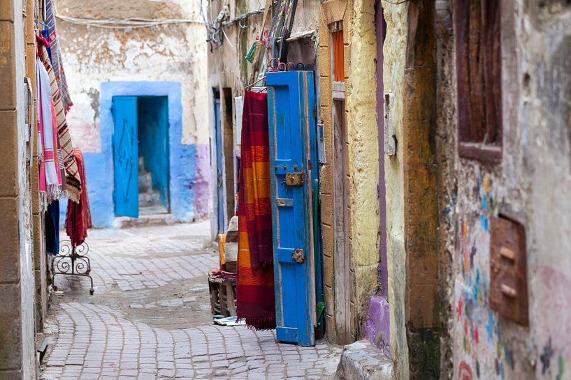 Enge bunte Straße in der Medina von Essaouira von Peter de Kievith Fotografie
