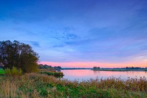 Majestätischer Sonnenuntergang über dem Fluss IJssel während eines schönen Herbstabends in Overijsse