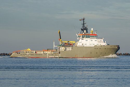 De Manta (Boskalis) vaart de haven van Rotterdam binnen.