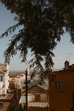 Uitzicht op zee in Lissabon van Aniek Paauwe