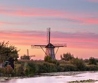 De molens van Kinderdijk na zonsondergang