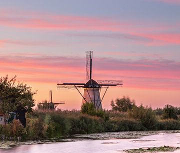 De molens van Kinderdijk na zonsondergang van Rob Saly