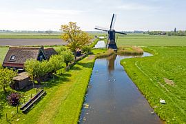 Luchtfoto van de molen 'Weel & Braken'  op het platteland van Eye on You