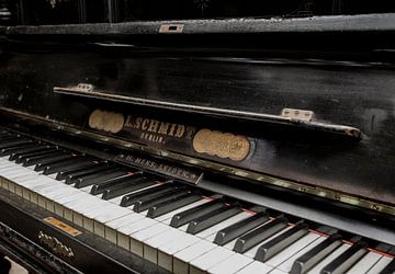 Old piano by shoott photography