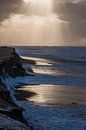 Zonneharpen boven stormachtige zee von Menno van Duijn Miniaturansicht