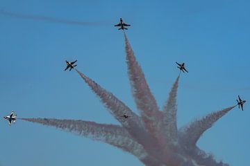'Bomb burst' van de zes F-16's van de USAF Thunderbirds. van Jaap van den Berg