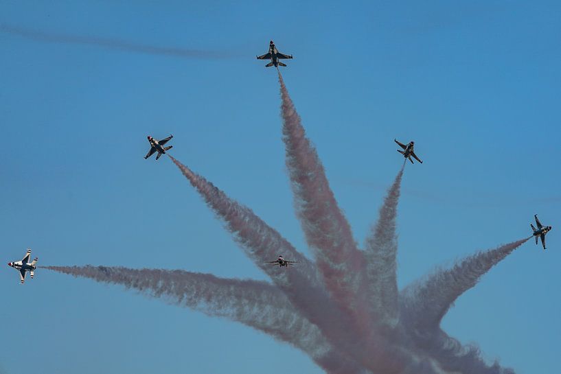 Éclatement de la bombe par les six F-16 de l'USAF Thunderbirds. par Jaap van den Berg
