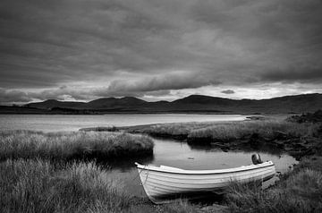 Bootje aan een Ierse kust (zwart & wit)
