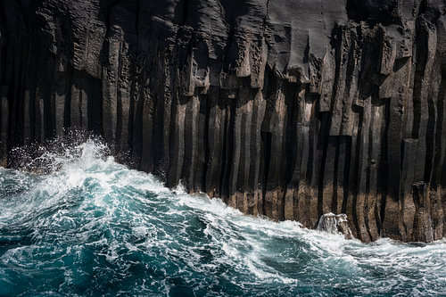 Basaltsäulen und der mächtige Atlantik