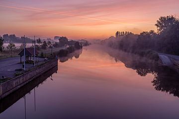 Even voor zonsopkomst aan de brug over de Leie in Lauwe & Wevelgem, Belgie