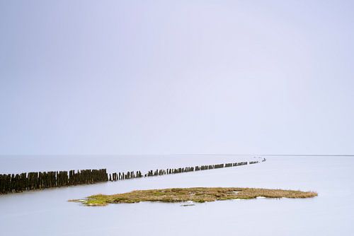 Golfbreker en eiland in de Waddenzee bij hoog water