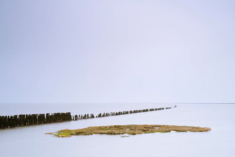 Golfbreker en eiland in de Waddenzee bij hoog water by Jenco van Zalk