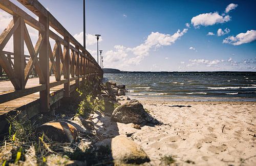 Voetgangersbrug op het strand van het Zarnowitz meer in Polen op een warme zomerdag