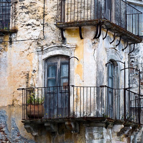 Mittelalterliche Fassade in Forza d'Agro auf der Insel Sizilien von Silva Wischeropp