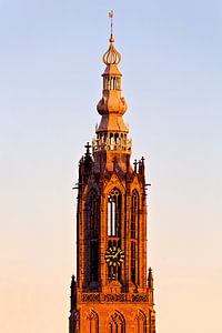 Spitze des Onze lieve Vrouwetoren in Amersfoort bei Sonnenuntergang