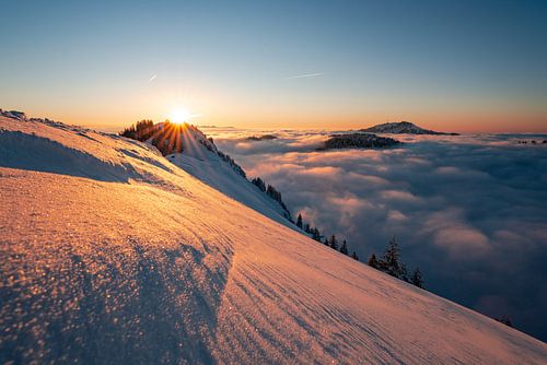 Zonsondergangstemming boven de Grünten bij inversieweer. Weer, zoals de mensen in Allgäu zo mooi zeg
