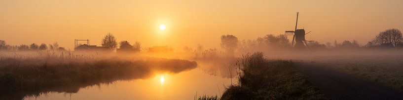 Panorama "Sonnenaufgang in einem nebligen Polder mit Mühle". von Coen Weesjes