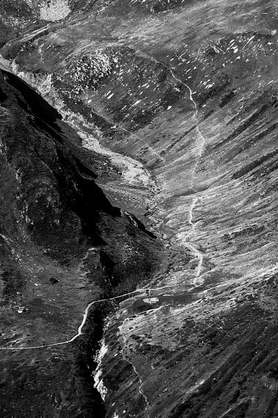 Landschap contrasten in de Bergen,  zwart wit foto print van Anneloes van Acht