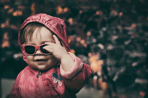 Betoverende Foto van een Baby in de Herfst - Schattige Roze Jas en Zonnebril