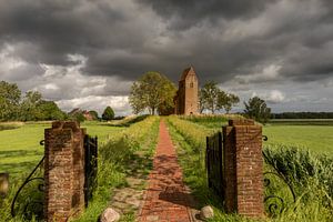 Kerkje van Marsum in Groningen onder dreigende wolken
